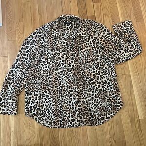 Beautiful leopard-print flowy button-up blouse with pocket details. Sz. XL